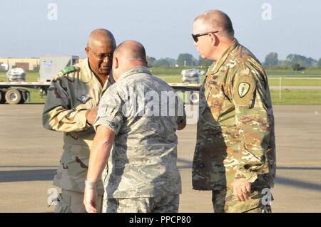 Le général de brigade Abdou Issa Sidikou, chef d'état-major des armées, l'Armée du Niger, est accueilli par le colonel de l'US Air Force Christopher R. Alderdice, commandant, 181e Escadre de renseignement, de l'Indiana Air National Guard, pour un programme de partenariat de l'État réunion à Hulman Field Air National Guard Base, Terre Haute, Indiana, le 28 août 2018. Le Programme de partenariat de l'état de la Garde nationale est une commune du département de la défense la coopération de sécurité, programme administré par le Bureau de la Garde Nationale, guidée par des objectifs de politique étrangère du Département d'État, exécuté par l'État et les adjudants généraux à l'appui du commandant de combat Banque D'Images