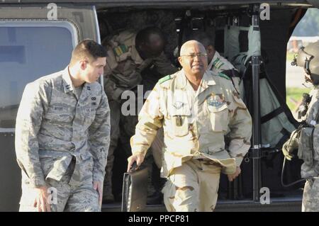 Le général de brigade Abdou Issa Sidikou, Chef d'état-major, le Niger, l'armée arrive à la 181e Escadre de renseignement de l'armée américaine via un UH-6O Blackhawk pour un programme de partenariat de l'État réunion à Hulman Field Air National Guard Base, Terre Haute, Indiana, le 28 août 2018. Le Programme de partenariat de l'état de la Garde nationale est une commune du département de la défense la coopération de sécurité, programme administré par le Bureau de la Garde Nationale, guidée par des objectifs de politique étrangère du Département d'État, exécuté par l'État et les adjudants généraux à l'appui du commandant de combat américain et chef de la Mission de l'objet de la coopération en matière de sécurité Banque D'Images