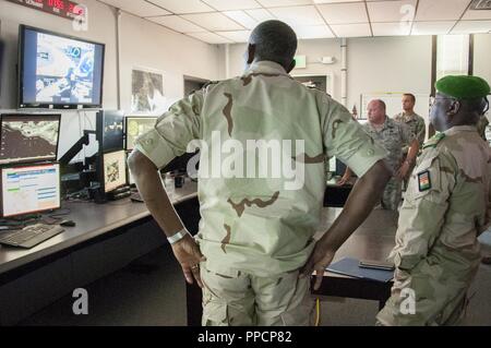 Les membres des Forces armées du Niger à une présentation sur la mission d'évaluation et de sensibilisation de l'incident à la 181e Escadre de renseignement lors d'un programme de partenariat de l'État réunion à Hulman Field Air National Guard Base, Terre Haute, Indiana, le 28 août 2018. Le Programme de partenariat de l'état de la Garde nationale est une commune du département de la défense la coopération de sécurité, programme administré par le Bureau de la Garde Nationale, guidée par des objectifs de politique étrangère du Département d'État, exécuté par l'État et les adjudants généraux à l'appui du commandant de combat et Chef de Mission des États-Unis l'objectif de coopération de sécurité Banque D'Images