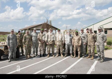 Les membres en service de la Forces armées du Niger et de la Garde nationale de l'Indiana posent pour une photo de groupe à l'issue d'un programme de partenariat de l'État réunion au champ Hulman Air National Guard Base, Terre Haute, Indiana, le 28 août 2018. Le Programme de partenariat de l'état de la Garde nationale est une commune du département de la défense la coopération de sécurité, programme administré par le Bureau de la Garde Nationale, guidée par des objectifs de politique étrangère du Département d'État, exécuté par l'État et les adjudants généraux à l'appui du commandant de combat américain et chef de la Mission de coopération de sécurité objectifs et Ministère de l'mê Banque D'Images