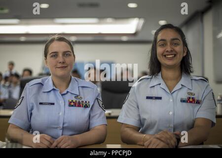 Le sergent de l'US Air Force. Kathryn Ferrell, gauche, un 35e Escadron d'appui aux opérations, et intel artisan aviateur Senior Grissel Cid, droite, un vol de contrôle de l'air 610e directeur de l'armement technicien, pause pour une photo pendant la Japan Air Self-Defense Force Français compétition à Misawa Air Base, Japon, le 29 août 2018. Environ 35 membres ont participé et chaque groupe a préparé un ensemble de spectacle en anglais pour les juges. Les militaires du rang engagés dans la pièce et structure JASDF patrimoine. Banque D'Images