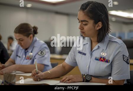 U.S. Air Force aviateur Senior Grissel Cid, un vol de contrôle de l'air 610e directeur de l'armement technicien, écrit sur un tableau de bord au cours de la Japan Air Self-Defense Force Français compétition à Misawa Air Base, Japon, le 29 août 2018. Environ 35 membres ont participé et chaque groupe a préparé un ensemble de spectacle en anglais pour les juges. Les participants ont reçu une note sur la grammaire, le ton de la voix, la prononciation et l'autre critère. Banque D'Images