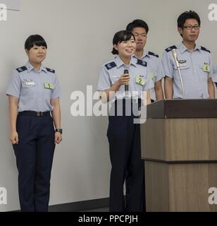 Japan Air Self-Defense Force les participants à répondre aux questions posées par les juges pendant la compétition à Anglais JASDF Misawa Air Base, Japon, 30 août 2018. Environ 35 membres ont participé et chaque groupe a préparé une présentation en anglais pour les juges. Les militaires du rang engagés dans la pièce et structure JASDF patrimoine. Après chaque présentation, les juges souhaitent poser une question au sujet de leur présentation. Banque D'Images