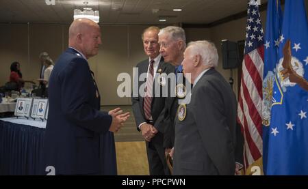 U.S. Air Force le Général Jay Raymond, commandant de l'Air Force Space Command et commandant de la composante spatiale de la Force interarmées, M. William N. Barker, ancien brigadier. Le général Joseph D. Liesse et le colonel à la retraite Robert W. "Rob" Roy converse après l'Air Force Space et des pionniers de la cérémonie à la base aérienne Peterson, Colorado, le 28 août 2018. Banque D'Images