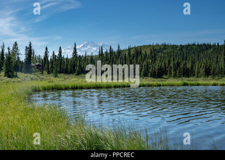 Wonder Lake dans le Parc National Denali lors d'une journée ensoleillée. Le mont Denali (anciennement Mt. McKinley) se trouve dans l'arrière-plan et est entièrement visible. Banque D'Images