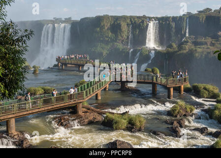 Grand groupe de touristes sur le pont bénéficiant beau paysage d'Iguazu, l'État de Parana, Brésil Banque D'Images