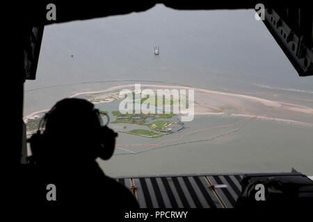 Avion de la Garde nationale de déversement d'enquêtes dégâts dans le golfe du Mexique, Louisiane, Etats-Unis Banque D'Images