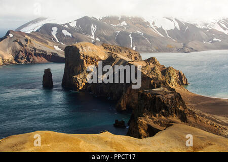 Deception Island dans les îles Shetland du Sud au large de la péninsule Antarctique est une caldeira active. Banque D'Images