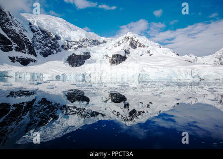 Paysages côtiers spectaculaires sous le mont Walker dans Paradise Bay au large de la Terre de Graham sur la péninsule antarctique. La péninsule est un des plus rapidement les lieux du réchauffement de la planète. Banque D'Images