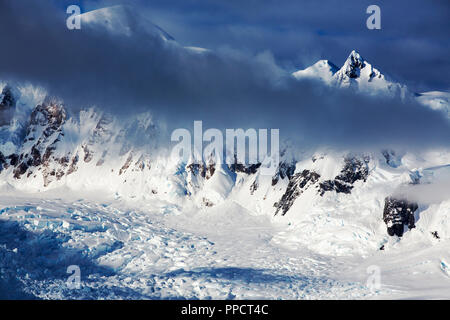 Paysages côtiers spectaculaires sous le mont Walker dans Paradise Bay au large de la Terre de Graham sur la péninsule antarctique. La péninsule est un des plus rapidement les lieux du réchauffement de la planète. Banque D'Images