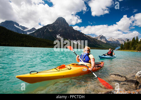 Un couple canadien en kayak sur le lac de la sauvagine dans les Rocheuses canadiennes. Banque D'Images