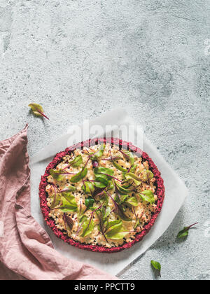 Pâte à pizza avec des betteraves blettes ou feuilles de betterave mangold.Des idées et des recettes pour une collation vegan.sans oeufs croûte à pizza avec semences chia et farine de riz brun à grains entiers.Copy space.vue d'en haut Banque D'Images
