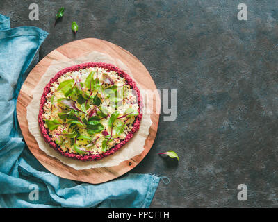 Pâte à pizza avec des betteraves blettes ou feuilles de betterave mangold.Des idées et des recettes pour une collation vegan.sans oeufs croûte à pizza avec semences chia et farine de riz brun à grains entiers.Copy space.vue d'en haut Banque D'Images