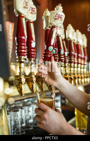 Mains de personne chargée de remplir le verre avec de la bière pression, Seattle, Washington, USA Banque D'Images