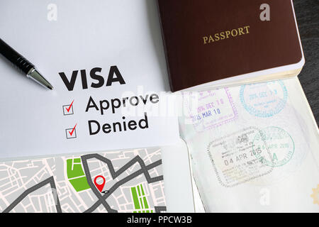 Passeport et visa à approuvé gravé sur un document vu de dessus en immigration Visa approuver Banque D'Images