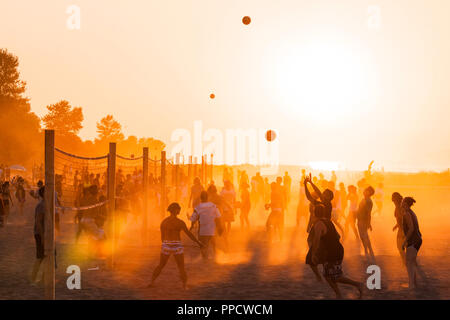 Grand groupe de personnes à jouer au volleyball de plage au coucher du soleil sur les banques espagnoles, Vancouver, British Columbia, Canada Banque D'Images