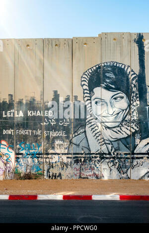 Vue de l'écriture graffiti commémorant Leila Khaled sur barrière de Cisjordanie par Israël du mur de séparation, Bethléem, Cisjordanie, Palestine Banque D'Images