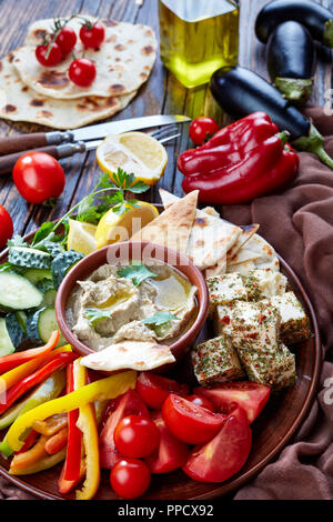 Baba ganoush végétariens délicieux avec des légumes frais, de fromage, de pain pita et les ingrédients sur la table en bois : aubergines, poivron rouge, huile d'olive Banque D'Images