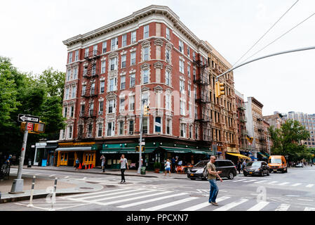 La ville de New York, USA - 22 juin 2018 : Les personnes qui traversent Carmine Street dans Greenwich Village. C'est l'un des quartiers les plus branchés de New York Banque D'Images