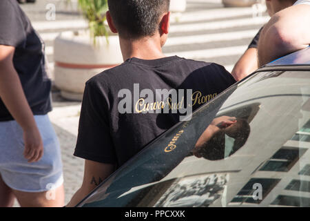 Roma, Italie. Sep 24, 2018. Les garçons de la courbe sud du Stade olympique de Rome a accueilli pour la dernière fois Giorgio Rossi, masseur historique de l'AS Roma de 1957 à 2012, décédé dans la nuit de samedi à dimanche à l'âge de 87 Crédit : Matteo Nardone/Pacific Press/Alamy Live News Banque D'Images