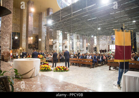 Roma, Italie. Sep 24, 2018. Les garçons de la courbe sud du Stade olympique de Rome a accueilli pour la dernière fois Giorgio Rossi, masseur historique de l'AS Roma de 1957 à 2012, décédé dans la nuit de samedi à dimanche à l'âge de 87 Crédit : Matteo Nardone/Pacific Press/Alamy Live News Banque D'Images