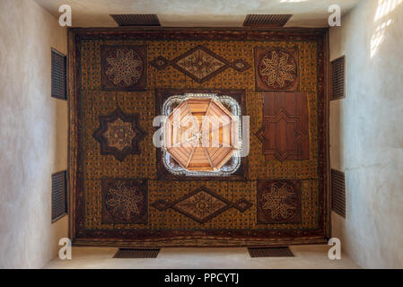 Période ottomane avec plafond en bois décoré modèle floral decorations et dôme en bois à la maison historique de l'Architecture égyptienne Banque D'Images