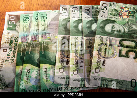 L'argent laissé sur la table. £400 £50 écossais en sterling notes de la Royal Bank of Scotland, Bank of Scotland et Clydesdale Bank. Les billets utilisés. Banque D'Images