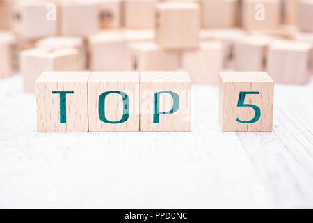 Les mots Top 5 formé par des blocs de bois sur un tableau blanc Banque D'Images