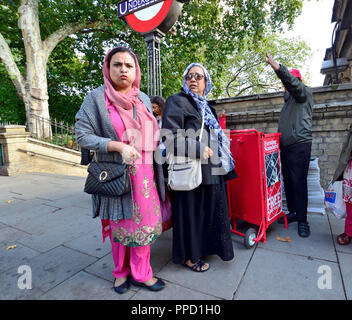 Femme Asiatique à la station de métro Temple, Londres, Angleterre, Royaume-Uni. Banque D'Images