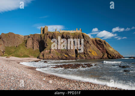 Dunnottar Castle est situé sur un promontoire rocheux au sud de Stonehaven, Aberdeenshire, en Écosse. Banque D'Images