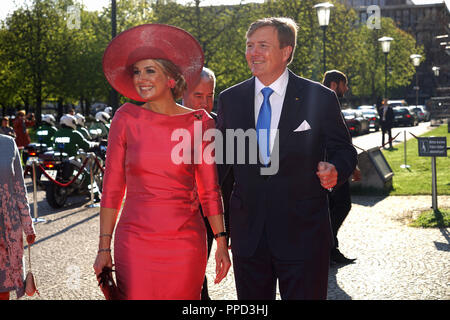 Le couple royal des Pays-Bas, le Roi Willem-Alexander et Maxima, la Reine visite Alte Pinakothek à Munich au cours de leur visite en Bavière. Banque D'Images
