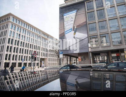 Peinture de l'artiste de rue italien 'Blu' sur la façade d'une école de formation professionnelle à l'angle de la Luisenstrasse / Karlstrasse. Banque D'Images