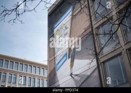 Peinture de l'artiste de rue italien 'Blu' sur la façade d'une école de formation professionnelle à l'angle de la Luisenstrasse / Karlstrasse. Banque D'Images