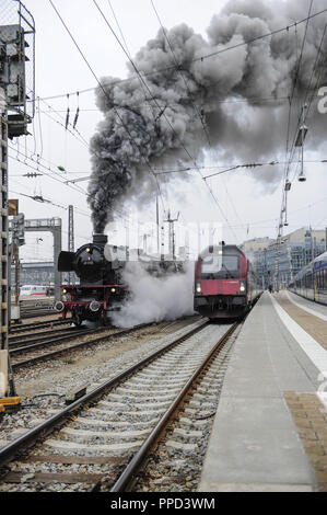 Le train à vapeur 'Karwendel-Express' avec une locomotive historique (No. 41018) par Henschel à partir de l'année 1939 en passant par la gare principale de Munich. Les membres de l'association "ampflok-Gesellschaft Muenchen' maintenu le train dans le passé 40 ans. Banque D'Images