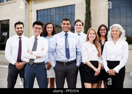 Mixed Race businessman et collègues outdoors, portrait Banque D'Images
