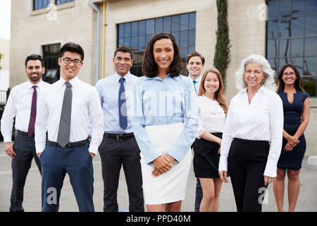 Young businesswoman et collègues outdoors, portrait Banque D'Images