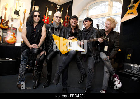 De gauche à droite : Pawel Macidowa, Rudolf Schenker, MATTHIAS JABS, Klaus Meine et James Kottak des scorpions et rock band avant leur concert de Munich visitez la boutique Guitare Guitares 'MJ' de Matthias Jabs sur la Pariser Strasse à Au-haidhausen. Banque D'Images