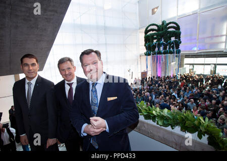 Fondateur et PDG de Vilsmeier Stefan Brainlab, directeur général de Wöhr et Wolfgang Bauer Roeck et Munich's second maire, Josef Schmid (CSU) (l) avec le topping-out couronne durant la cérémonie de l'achèvement du gros œuvre du nouveau siège de l'entreprise de la société de technologie médicale dans l'AG Brainlab Riem à Munich. Banque D'Images