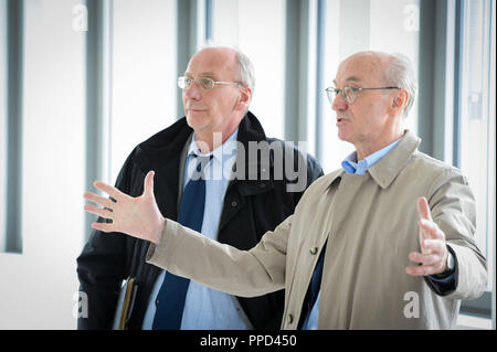 Dr. Hans-Georg Küppers (g.), directeur de Munich ?s service municipal des arts et de la culture et le Professeur Dr.-Ing. Winfried Nerdinger, directeur fondateur de la NS-Dokumentationszentrum Muenchen (Munich Centre de documentation pour l'histoire du national-socialisme) au cours d'une discussion dans le nouveau bâtiment à Brienner Strasse 33. Ils présentent l'état actuel de la NS-Dokumentationszentrum Muenchen et donner un aperçu du travail à effectuer jusqu'à l'ouverture. Banque D'Images