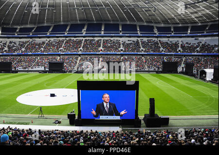 Dans le cadre de la célébration de l'anniversaire 'les 100 ans sur le 100e anniversaire 35 000 employés BMW suivre dans l'Allianz Arena, la diffusion en direct de la cérémonie officielle de la Halle olympique. Dans l'image, l'adresse du membre du conseil de BMW Norbert Reithofer. Banque D'Images