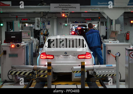 La production automobile BMW à la plante-mère dans Milbertshofen. Dans l'image, le projecteur et les réglages de la suspension pour une BMW série 3. Banque D'Images