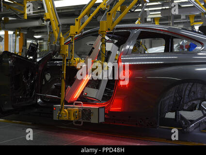 La production automobile BMW à la plante-mère dans Milbertshofen. La photo montre un robot dans la production d'une BMW série 3. Banque D'Images