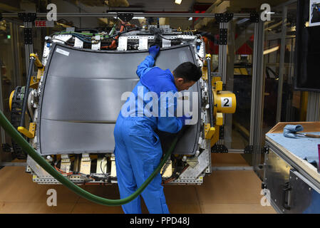 La production automobile au parent en BMW Milbertshofen. La photo montre le placement d'un toit en carbone. Banque D'Images