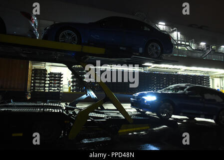 La production automobile BMW à la plante-mère dans Milbertshofen. La photo montre le chargement des véhicules finis sur une voiture. Banque D'Images