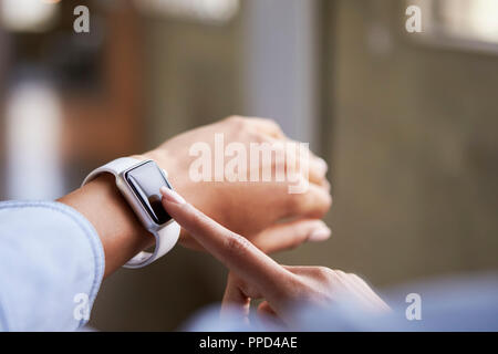 Close up of woman's hands en utilisant smartwatch Banque D'Images
