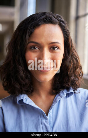 Close up portrait of smiling caucasian businesswoman Banque D'Images