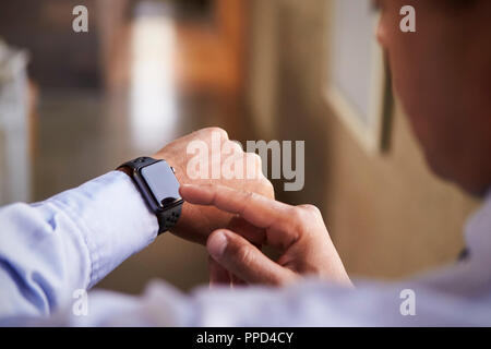 Close up of man's hands en utilisant smartwatch Banque D'Images