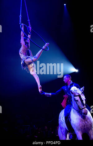 Artiste et avenant à la première de la deuxième programme d'hiver au Circus Krone à Munich. Banque D'Images