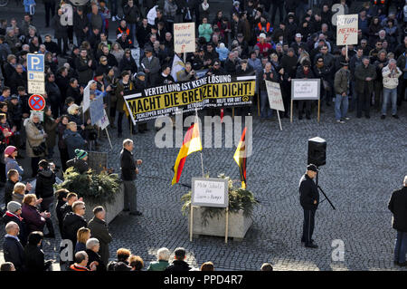 Fédération allemands se rassemblent dans la place de la ville de Traunreut pour manifester contre la politique des réfugiés d'Angela Merkel, l'Islam et le prétendu mensonge presse. Banque D'Images