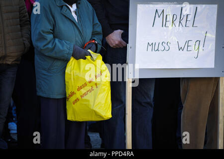 Fédération allemands se rassemblent dans la place de la ville de Traunreut pour manifester contre la politique des réfugiés d'Angela Merkel, l'Islam et le prétendu mensonge presse. Dans l'image vous pouvez voir le slogan "Nice que vous avez été avec nous' sur un sac de shopping, à côté des bannières avec la demande 'Merkel doit aller'. Banque D'Images